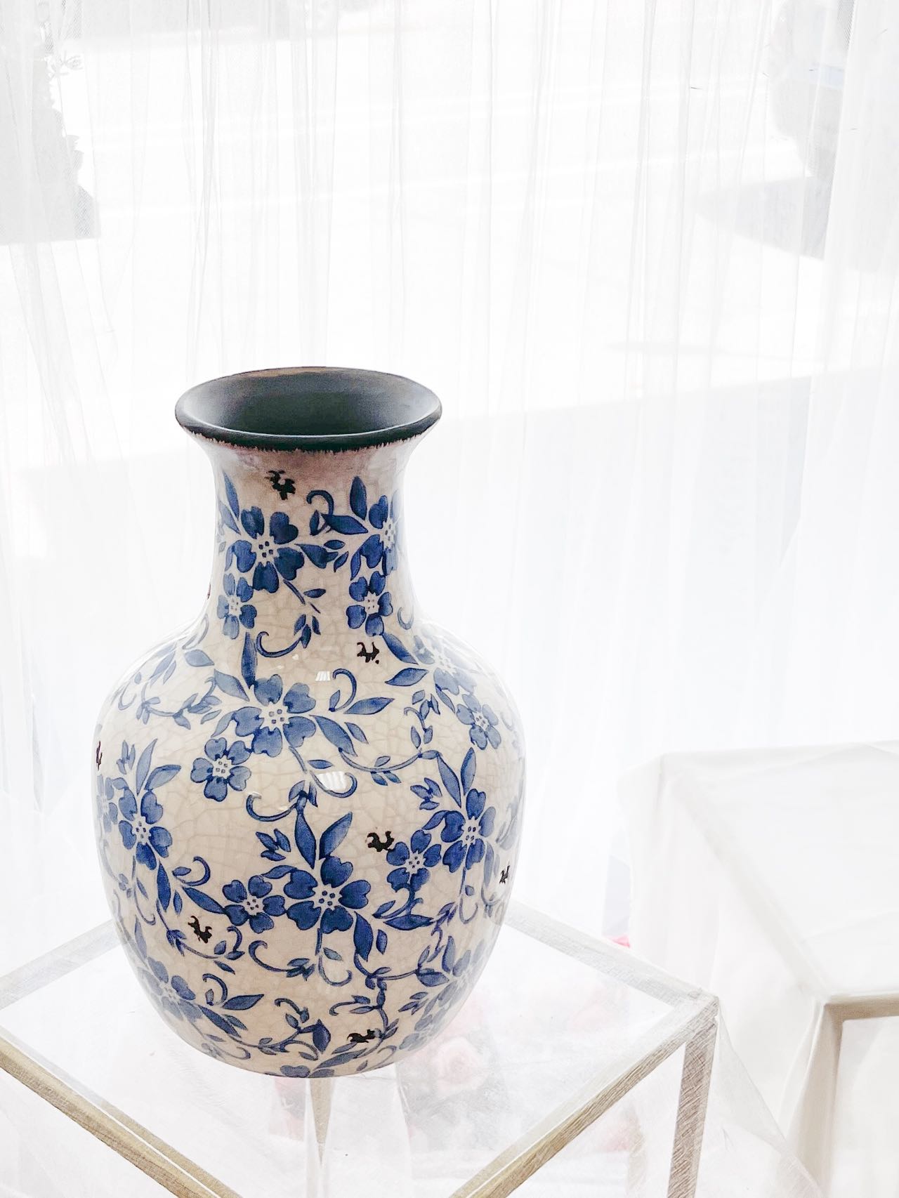 Blue and white porcelain vase